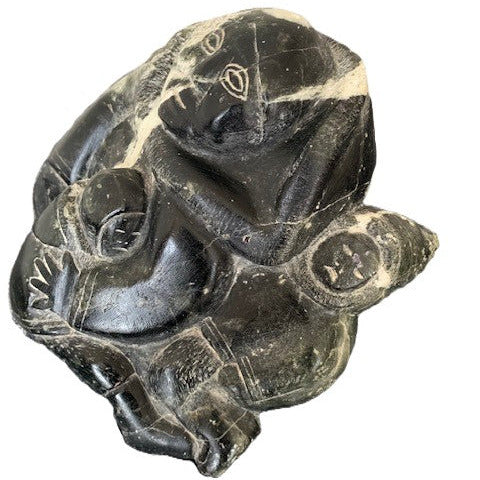 Femme assise avec ses enfants