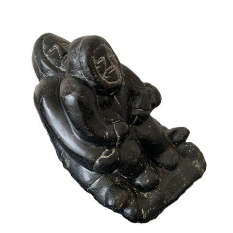 Femme en traineau avec son enfant