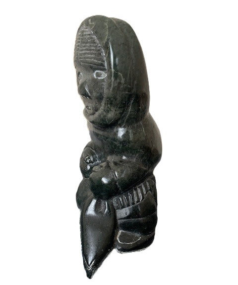 Femme tenant un phoque