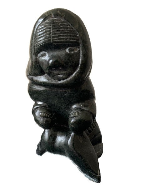 Femme tenant un phoque