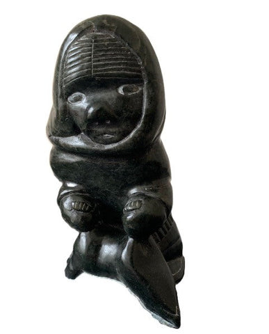 Femme tenant un phoque