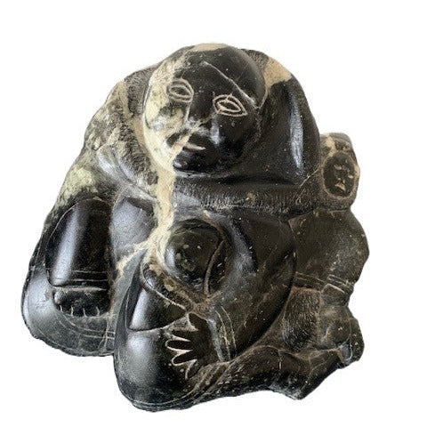 Femme assise avec ses enfants